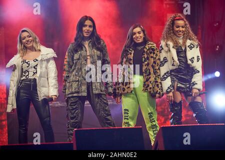 Quatre Diamants de la girl group (ex-The X Factor l'investiture à la Manchester le contacteur d'éclairage Banque D'Images