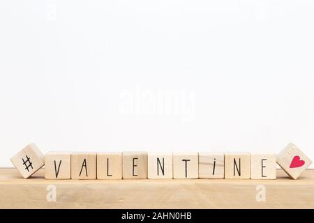 Cubes en bois avec hashtag et le mot Saint Valentin, fond de concept de médias sociaux Banque D'Images