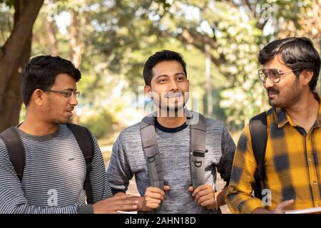 Trois étudiants de parler et socialiser à l'université campus - Friends having fun et conversation au collège - notion de plaisir amitié, college Banque D'Images