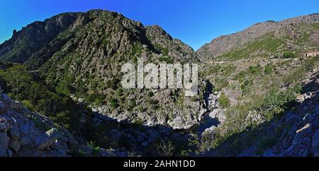 Ravin spectaculaire connu sous le nom de Scala di Santa Regina et le cours de la rivière Golo est seule façon d'accéder à la région Corse Niolu, France. Banque D'Images