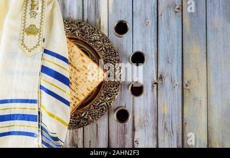 La famille juive célébrant la Pâque, fête juive matzoh pain avec kiddouch quatre coupe de vin et talit Banque D'Images