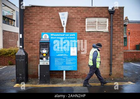 Lever du soleil à Ormskirk est une ville du West Lancashire, Angleterre, payer au point Wheatsheaf Leyland Way Ormskirk run conseil gratuit Banque D'Images