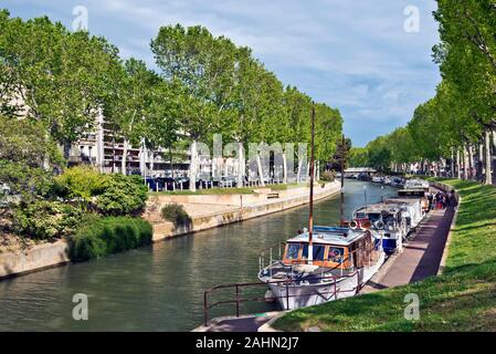 Narbonne, France - le 4 mai, 2016 bateaux le long du Canal de la Robine à Narbonne, ville Languedoc-Roussillon France Banque D'Images