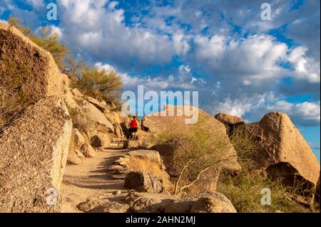 Les randonneurs à la tête d'un sentier désert dans la matinée, dans le Nord de Scottsdale en Arizona. Banque D'Images