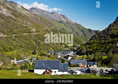 Voir à Gedre village situé dans la vallée de Gavernie gave en Hautes Pyrenees en France Banque D'Images