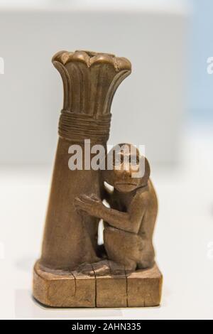 Exposition "Le royaume des animaux dans l'ancienne Egypte", organisée en 2015 par le Musée du Louvre. Kohl tube, singe tenue un palmier, Nouvel Empire, E 7985. Banque D'Images