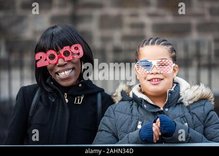 2019 Une femme portant des lunettes pour la nouvelle année et une jeune femme portant des lunettes sur le thème USA. Banque D'Images