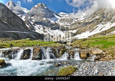 Vue panoramique de boucher plateau en Pyrénées françaises au printemps, avec d'eau au premier plan et Maillet montagnes enneigées du Cirque de Troumouse et Port d Banque D'Images