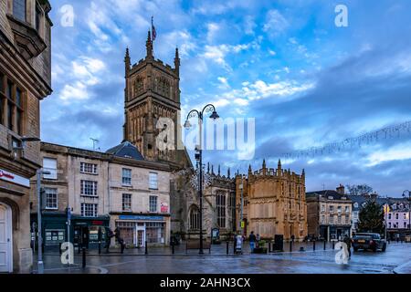 Vue sur St Jean Baptiste forment les rues, Cirencester, Gloucestershire, Angleterre, Royaume-Uni. Banque D'Images