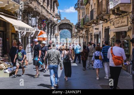 La rue Corso Umberto avec Porta Messina gate à Taormina italienne de l'agglomération de la ville de Messine, sur la côte est de l'île de la Sicile, Italie Banque D'Images