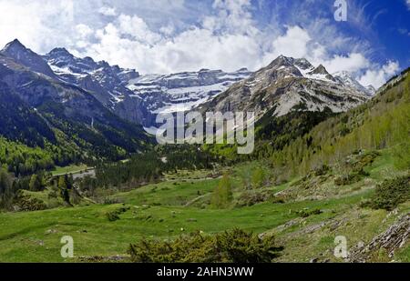 Le Cirque de Gavarnie en français Haute Pyrénées avec la forêt et la vallée au premier plan au printemps Banque D'Images