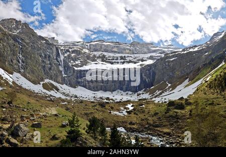 Panorama du célèbre cirque de Gavarnie avec cascades, des glaciers et des rivières au printemps, la haute chaîne des Pyrénées Banque D'Images