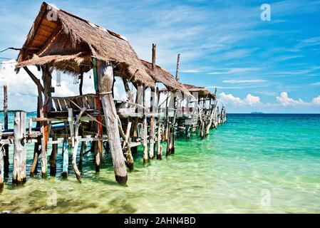 Jetée en bois avec des toits en plage tropicale de l'île de Ko Samet, Thaïlande Banque D'Images