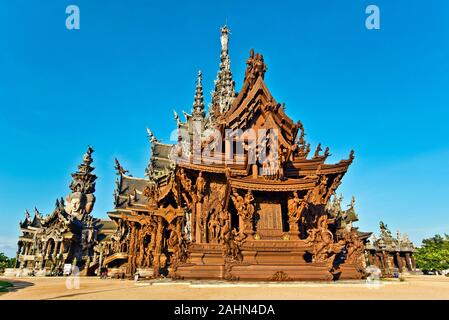 Novembre 11, 2015, Bangkok, Thaïlande. Vue avant du sanctuaire de la vérité , le temple de Thaïlande est un bâtiment tout en bois remplies de sculptures d'après o Banque D'Images