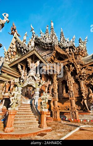 La partie d'entrée du sanctuaire de la Vérité à Pattaya, ce temple en Thaïlande est un bâtiment tout en bois remplies de sculptures bouddhiques traditionnels basés sur un Banque D'Images