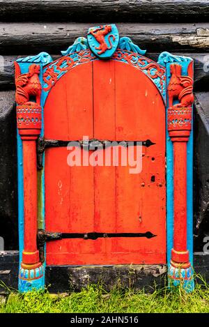 Porte de maison en bois en féroïen traditionnels Kirkjubour, le village le plus au sud sur Streymoy Banque D'Images