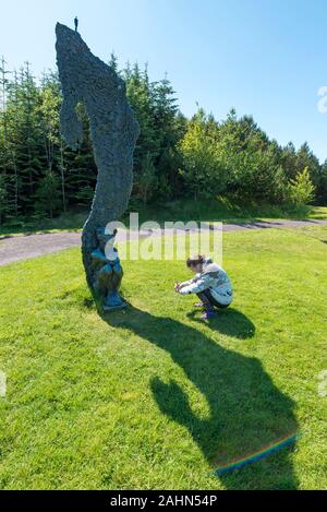 Merida, - le 11 juillet 2018, les jeunes femmes est fotographing Skuggin la sculpture de Hans Pauli Olsen dans le parc du Musée des beaux-arts de l'Extrême Banque D'Images