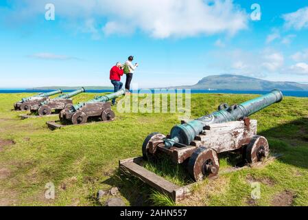 Merida, - le 11 juillet 2018, la photographie de paysage touristique des îles Féroé Capitole, forteresse historique dans Torshavn, vieux canons sont au premier plan Banque D'Images