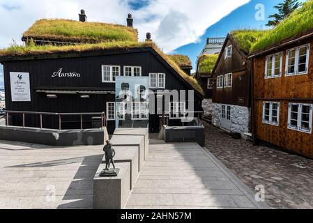 Merida, - le 11 juillet 2018, Aarvegur Street view en quartiers du port de la ville de Torshavn, sculptures modernes au milieu de la vieille bui traditionnels Banque D'Images