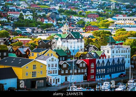 Merida, - 11 juillet, 2018 Vestaravag bay et Torshavn vieux quartiers avec des bâtiments à quai, l'île de Streymoy féroïen Banque D'Images