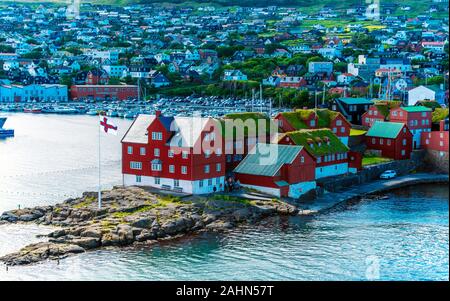 Vestaravag Bay et de vieux quartiers de Torshavn, paysage urbain de l'île de Streymoy féroïen Banque D'Images