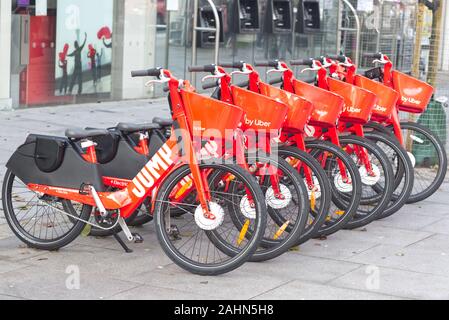 Louer des vélos électriques de saut par Uber. Banque D'Images