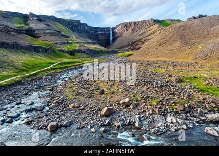 Le Ravin paysage avec cours d'eau descendant de la Hengifoss cascade dans Fljotsdalshreppur municipalité de l'Est de l'Islande Banque D'Images