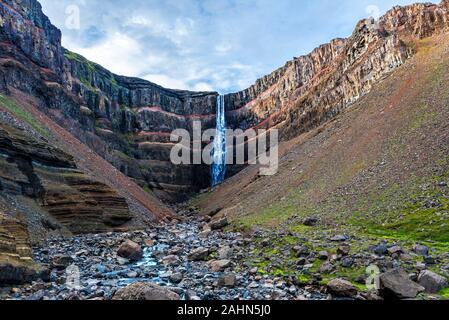 Voir à la Hengifoss cascade et strates basaltiques avec de minces couches de rouge et jaune d'argile, Fljotsdalshreppur municipalité de l'Est de l'Islande Banque D'Images