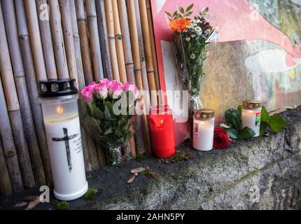 Hambourg, Allemagne. 31 Dec, 2019. Des bougies et des fleurs se lever et se coucher devant l'entrée de l'accueil de l'acteur Jan Fedder. L'acteur est décédé à l'âge de 64 ans à Hambourg. Crédit : Daniel Bockwoldt/dpa/Alamy Live News Banque D'Images