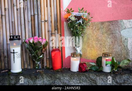 Hambourg, Allemagne. 31 Dec, 2019. Des bougies et des fleurs se lever et se coucher devant l'entrée de l'accueil de l'acteur Jan Fedder. L'acteur est décédé à l'âge de 64 ans à Hambourg. Crédit : Daniel Bockwoldt/dpa/Alamy Live News Banque D'Images