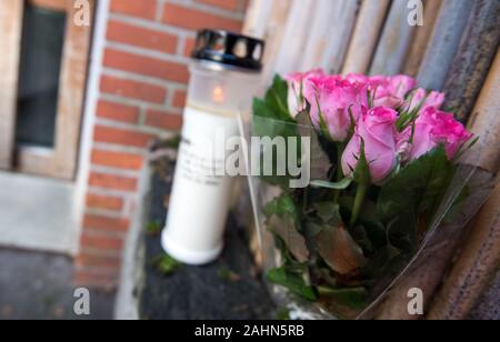 Hambourg, Allemagne. 31 Dec, 2019. Des bougies et des fleurs se lever et se coucher devant l'entrée de l'accueil de l'acteur Jan Fedder. L'acteur est décédé à l'âge de 64 ans à Hambourg. Crédit : Daniel Bockwoldt/dpa/Alamy Live News Banque D'Images