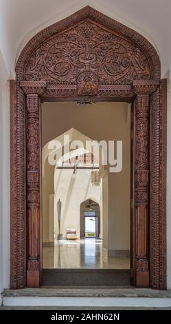 Stonetown - la capitale de Zanzibar. Portes en bois classique et des sculptures dans le style arabe de Zanzibar, Tanzanie Banque D'Images