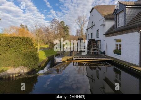 Viersen-Born - Close-up-Vue d'Muehlrather moulin à eau au lac Harik , Rnine de Nord Westphalie, Allemagne, 30.12.2019 Banque D'Images