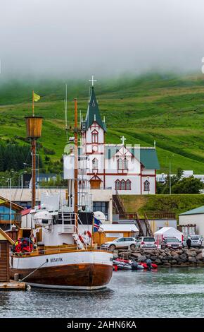 Húsavík, Islande - 16 juillet, 2018 Vue sur le port et la ville de Husavik Skjalfandi Bay. La côte nord de l'Islande, Nordurting municipalité. Banque D'Images