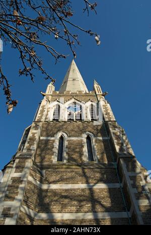 Montrant l'extérieur des années 1880 et la tour de spire de 1860 St James's Church, l'établissement Hampton Hill middlesex, Angleterre. Banque D'Images