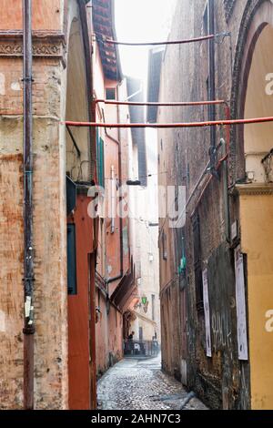 Bologne, Italie - 10 juillet 2019 : l'ancienne rue étroite sous forte pluie. Bologne est la septième ville la plus peuplée de l'Italie. Banque D'Images