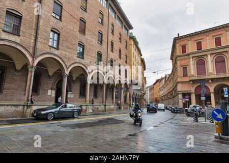 Bologne, Italie - 10 juillet 2019 : rue Farini sous la pluie. Bologne est la septième ville la plus peuplée de l'Italie. Banque D'Images