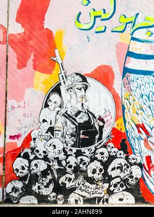 L'Egypte, Le Caire, les graffitis de la révolution égyptienne sur Mohamed Mahmoud Street. Un soldat sur un tas de crânes. Banque D'Images