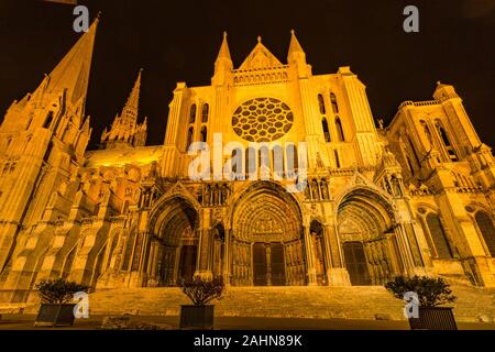 Avec vue sur la rue de la Cathédrale Notre Dame de Chartres ou Notre-Dame de Chartres en France par nuit Banque D'Images