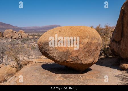 L'équilibrage d'Orange dans la roche des montagnes Erongo, Namibie - Paysage d'Afrique à sec Banque D'Images