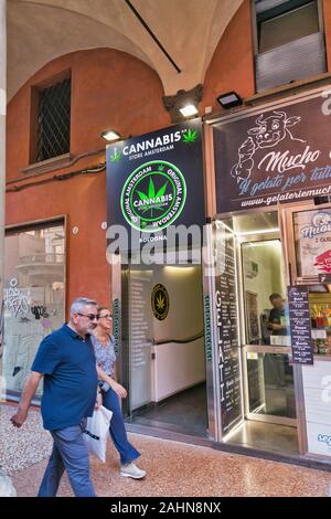 Bologne, Italie - 10 juillet 2019 : les gens marchent le long de Cannabis Amsterdam boutique sur shopping Indipendenza street dans le centre historique de la ville. Banque D'Images