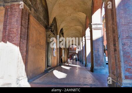 Bologne, Italie - 10 juillet 2019 : Ancienne église étroite rue Maggiore et Santi Bartolomeo et Gaetano. Bologne est la capitale et la plus grande ville de la Banque D'Images