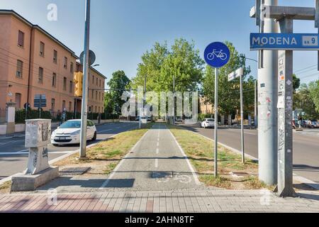 Bologne, Italie - 10 juillet 2019 : Quirico Filopanti boulevard avec piste cyclable. Bologne est la capitale et la plus grande ville de la région Emilie-Romagne dans Banque D'Images