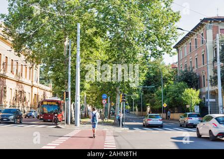 Bologne, Italie - 10 juillet 2019 : Quirico Filopanti boulevard avec piste cyclable. Bologne est la capitale et la plus grande ville de la région Emilie-Romagne dans Banque D'Images