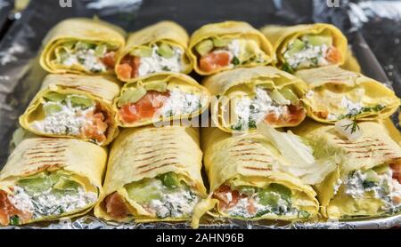 Restauration rapide de pain pita avec du fromage mou et gros plan du saumon Banque D'Images