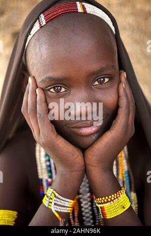 Portrait de belle fille de la tribu arbore avec ses mains sur sa joue, village isolé dans la vallée de l'Omo, Ethiopie, Afrique Banque D'Images