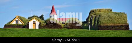 Voir à la ferme Glaumbaer traditionnels islandais composé de maisons de tourbe dans le Nord de l'Islande. Vu de la porte sud, le haut de l'église en bois je Banque D'Images