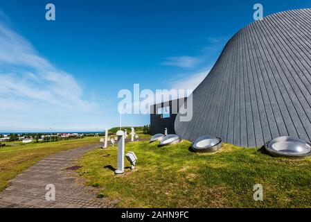 Partie d'Blonduoskirkja dans l'église du village de Blonduos au nord-ouest de l'Islande. Le village bâtiments et ciel bleu sont à l'arrière-plan. Banque D'Images