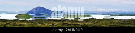 Panorama du lac Myvatn avec îlots de séjour se déroulera volcanique en Islande du Nord. Banque D'Images