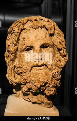 Egypte, Alexandrie, musée archéologique de la Bibliotheca Alexandrina, la tête du dieu Sérapis, typique avec ses cheveux bouclés et sa barbe. Banque D'Images